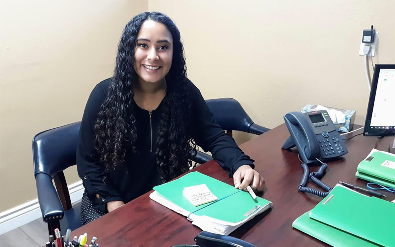 Gianny Rexach '20 in her supervisor's office waiting for her to assign me a new task.