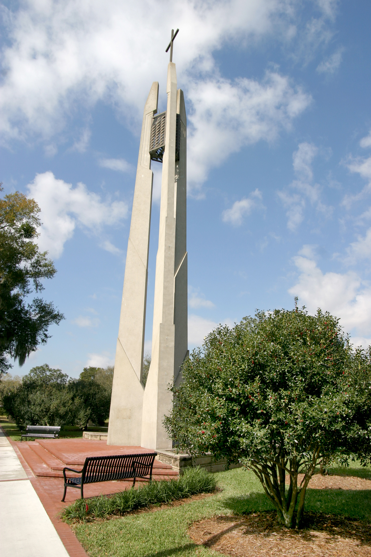 Fryer Memorial Presidential Garden Plaza